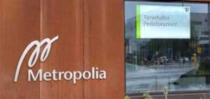 Rakennuksen seinä, teksti Metropoli ja kyltti "Tervetuloa Pedaforumiin".